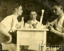 1930-1939, Polska.
7 Pułk Strzelców Konnych Wielkopolskich. Żołnierski humor - gra w karty na noże i na pieniądze. W środku Stanisław Szczepaniak.
Fot. NN, zbiory Ośrodka KARTA, Pogotowie Archiwalne [PA_033], udostępnił Piotr Balcer