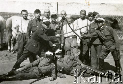 1935-1939, Poznań, Polska.
7 Pułk Strzelców Konnych Wielkopolskich. Zdjęcie pamiątkowe.
Fot. NN, zbiory Ośrodka KARTA, Pogotowie Archiwalne [PA_033], udostępnił Piotr Balcer