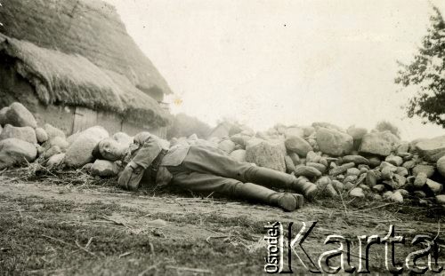 1930-1939, Polska.
Manewry wojskowe 7 Pułku Strzelców Konnych Wielkopolskich. Drzemka żołnierza.
Fot. NN, zbiory Ośrodka KARTA, Pogotowie Archiwalne [PA_033], udostępnił Piotr Balcer