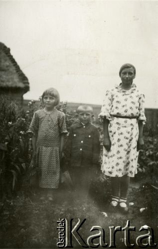 1940-1945, Krępa, pow. Łuków, Generalne Gubernatorstwo.
Rodzeństwo Szczepaniaków. Ich brat - Stanisław Szczepaniak był plutonowym w 7 Pułku Strzelców Konnych Wielkopolskich. W trakcie kampanii wrześniowej m.in. odpowiedzialny, wraz ze starszym wachmistrzem Leopoldem Badura, za sztandar pułku. Zamęczony przez Niemców w obozie w Dachau.
Fot. NN, zbiory Ośrodka KARTA, Pogotowie Archiwalne [PA_033], udostępnił Piotr Balcer