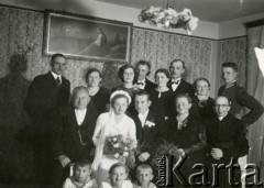 1935-1939, Śmigiel, pow. Kościan, woj. poznańskie, Polska.
Zdjęcie ślubne Jutty i Leona Szady. Na zdjęciu rodziny Ciecińskich i Balcerów. Leon Szady był pracownikiem zakładu fryzjerskiego przyszłego teścia, zginął we wrześniu 1939 roku w Warszawie, do której dostał się wraz z oddziałami generała Tadeusza Kutrzeby. Obok młodej pary rodzice Jutty: Fryda-Joanna z pochodzenia Niemka ze Szczecina i jej mąż Paweł Cieciński - uczestnik pierwszej wojny światowej jako sanitariusz w wojsku pruskim. Na prawo ksiądz Tadeusz Gronwald, w 1944 roku zamordowany w obozie w Dachau, powyżej z prawej kawalerzysta 7 Pułku Strzelców Konnych Wielkopolskich - Stanisław Szczepaniak z narzeczoną Edytą Ciecińską pracującą w kantynie wojskowej na terenie koszar. Plutonowy Szczepaniak około roku 1944 został zamordowany w obozie Dachau. 
Fot. NN, zbiory Ośrodka KARTA, Pogotowie Archiwalne [PA_033], udostępnił Piotr Balcer