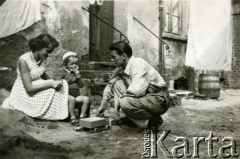 Lata 50., Śmigiel, pow. Kościan, woj. poznańskie, Polska.
Zygfryd i Elżbieta Balcer z synkiem Markiem.
Fot. NN, zbiory Ośrodka KARTA, Pogotowie Archiwalne [PA_033], przekazał Piotr Balcer