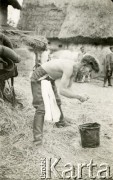 1935-1939, Polska.
Manewry wojskowe 7 Pułku Strzelców Konnych Wielkopolskich. Myjący się kawalerzysta, w tle chałupy ze strzechą.
Fot. NN, zbiory Ośrodka KARTA, Pogotowie Archiwalne [PA_033], udostępnił Piotr Balcer