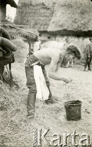 1935-1939, Polska.
Manewry wojskowe 7 Pułku Strzelców Konnych Wielkopolskich. Myjący się kawalerzysta, w tle chałupy ze strzechą.
Fot. NN, zbiory Ośrodka KARTA, Pogotowie Archiwalne [PA_033], udostępnił Piotr Balcer