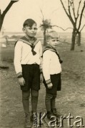1942, Krępa, pow. Łuków, Generalne Gubernatorstwo.
Bracia Balcer, od lewej Zygfryd i Wiesław. Matka z dziećmi po egzekucji męża i ojca chłopców - weterynarza, powstańca wielkopolskiego i uczestnika wojny polsko-bolszewickiej - została w 1939 roku wysiedlona z Wielkopolski na Lubelszczyznę.
Fot. NN, zbiory Ośrodka KARTA, Pogotowie Archiwalne (PA_033), udostępnił Piotr Balcer