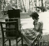 1960, Boszkowo, pow. Kościan, woj. poznańskie, Polska.
Obóz Związku Harcerstwa Polskiego. Na zdjęciu przy radiostacji Kazimiera Piotrowiakówna. 
Fot. NN, zbiory Ośrodka KARTA, Pogotowie Archiwalne (PA_033), udostępnił Piotr Balcer