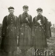 1954, Żagań, Polska.
Garnizon Wojska Polskiego. W środku stoi Wiesław Balcer, który służył w jednostce pancernej.
Fot. NN, zbiory Ośrodka KARTA, Pogotowie Archiwalne (PA_033), udostępnił Piotr Balcer