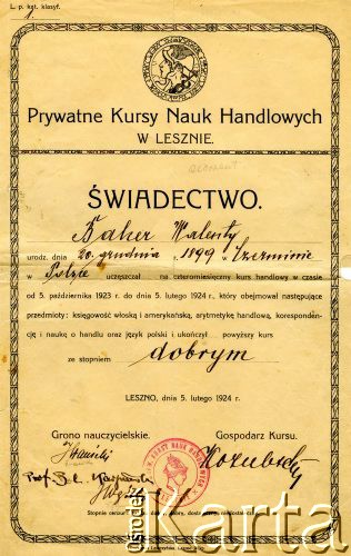 05.02.1924, Leszno, Polska.
Świadectwo ukończenia kursu handlowego przez Walentego Balcera. Wykładane przedmioty obejmowały, m.in. księgowość włoską i amerykańską czy korespondencję i naukę o handlu.
Fot. NN, zbiory Ośrodka KARTA, Pogotowie Archiwalne (PA_033), udostępnił Piotr Balcer