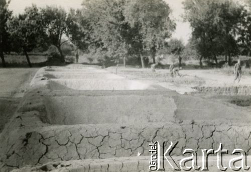 Sierpień 1942, Szachriziabs, Uzbekistan, ZSRR.
Opuszczone gniazda namiotowe Batalionu Zapasowego. Po prawej stronie widoczni są żołnierze.
Fot. NN, zbiory Ośrodka KARTA, Pogotowie Archiwalne [PAF_033], udostępnił Piotr Balcer
