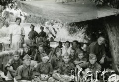 1942, Szachriziabs, Uzbekistan, ZSRR.
Obóz Junakow, grupa rekonwalescentów. Po prawej siedzi  por. doktor Paweł Katz, na zdjęciu widoczne są również pielęgniarki.
Fot. NN, zbiory Ośrodka KARTA, Pogotowie Archiwalne [PAF_033], udostępnił Piotr Balcer 
