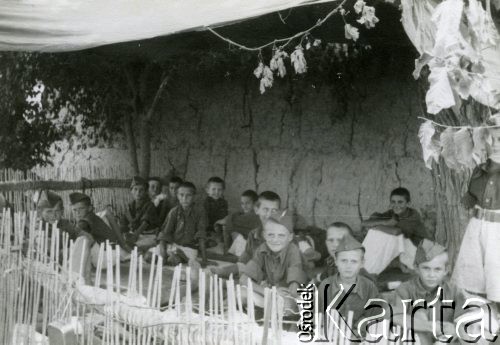 Lipiec 1942, Szachriziabs, Uzbekistan, ZSRR.
Obóz Junaków, grupa rekonwalescentów.
Fot. NN, zbiory Ośrodka KARTA, Pogotowie Archiwalne [PAF_033], udostępnił Piotr Balcer
