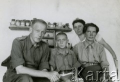 Lipiec 1942, Szachriziabs, Uzbekistan,  ZSRR
Obóz Junaków, por. doktor Paweł Katz z pielęgniarkami, w tle apteczka izby chorych.
Fot. NN, zbiory Ośrodka KARTA, Pogotowie Archiwalne [PAF_033], udostępnił Piotr Balcer
