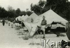 Lipiec 1942, Szachriziabs, Uzbekistan, ZSRR.
Obóz Junaków, chłopcy przed namiotami.
Fot. NN, zbiory Ośrodka KARTA, Pogotowie Archiwalne [PAF_033], udostępnił Piotr Balcer
