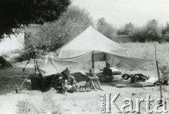 Lipiec 1942, Szachriziabs, Uzbekistan, ZSRR.
Obóz Junaków, chłopcy przed namiotem.
Fot. NN, zbiory Ośrodka KARTA, Pogotowie Archiwalne [PAF_033], udostępnił Piotr Balcer
