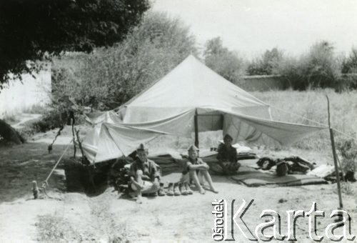 Lipiec 1942, Szachriziabs, Uzbekistan, ZSRR.
Obóz Junaków, chłopcy przed namiotem.
Fot. NN, zbiory Ośrodka KARTA, Pogotowie Archiwalne [PAF_033], udostępnił Piotr Balcer
