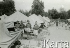 Sierpień 1942, Szachriziabs, Uzbekistan, ZSRR.
Obóz Junaków, chłopcy przed namiotami.
Fot. NN, zbiory Ośrodka KARTA, Pogotowie Archiwalne [PAF_033], udostępnił Piotr Balcer
