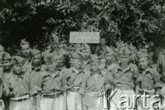 Lipiec 1942, Szachryziabs, Uzbekistan, ZSRR.
Grupa chłopców uczęszczających do szkoły Junaków.
Fot. NN, zbiory Ośrodka KARTA, Pogotowie Archiwalne [PAF_033], udostępnił Piotr Balcer
