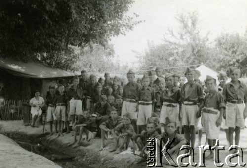 Lipiec 1942, Szachriziabs, Uzbekistan, ZSRR.
Obóz Junaków, grupa chłopców.
Fot. NN, zbiory Ośrodka KARTA, Pogotowie Archiwalne [PAF_033], udostępnił Piotr Balcer
