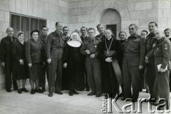 1944, Jerozolima, Palestyna.
Uroczystość odsłonięcia tablicy pamiątkowej Armii Polskiej na Wschodzie na Domu Polskim wybudowanym częściowo ze składek żołnierzy, w środku stoją: matka Inocenta, dalej na prawo: gen. Michał Tokarzewski-Karaszewicz, ks. Pietruszka, płk Ostrowski.
Fot. NN, zbiory Ośrodka KARTA, Pogotowie Archiwalne [PAF_033], udostępnił Piotr Balcer