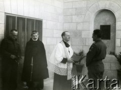 1944, Jerozolima, Palestyna.
Uroczystość odsłonięcia tablicy pamiątkowej Armii Polskiej na Wschodzie na Domu Polskim. Ks. Pietruszka wręcza gen. Michałowi Tokarzewskiemu-Karaszewiczowi album pamiątkowy, z lewej stoją: kpt. Haas i ojciec Borkowski.
Fot. NN, zbiory Ośrodka KARTA, Pogotowie Archiwalne [PAF_033], udostępnił Piotr Balcer
