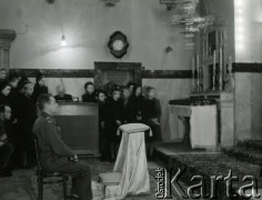 1944, Jerozolima, Palestyna.
Uroczyste złożenie przez żołnierzy Armii Polskiej na Wschodzie wotum przed figurą Matki Bożej Bolesnej na Golgocie. Zdjęcie zostało wykonane podczas nabożeństwa poprzedzającego uroczystość, odprawionego w kaplicy Najświętszego Sakramentu Bazyliki Grobu Pańskiego. Na pierwszym planie widoczny jest siedzący gen. Michał Tokarzewski-Karaszewicz.
Fot. NN, zbiory Ośrodka KARTA, Pogotowie Archiwalne [PAF_033], udostępnił Piotr Balcer