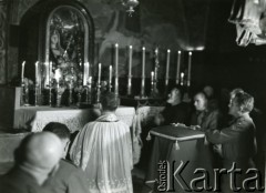 1944, Jerozolima, Palestyna.
Uroczyste ofiarowanie przez żołnierzy Armii Polskiej na Wschodzie votum przed figurą Matki Bożej Bolesnej na Golgocie. Mszę świętą celebruje ks. Pietruszka, pierwszy z prawej klęczy gen. Michał Tokarzewski-Karaszewicz, dalej: płk Ostrowski i ojciec Borkowski.
Fot. NN, zbiory Ośrodka KARTA, Pogotowie Archiwalne [PAF_033], udostępnił Piotr Balcer