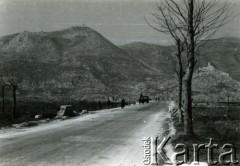 1948, Cassino, Włochy.
Droga w okolicach klasztoru zdobytego przez żołnierzy 2 Korpusu Polskiego w maju 1944 roku. W oddali, po prawej stronie widoczne są ruiny klasztoru.
Fot. NN, zbiory Ośrodka KARTA, Pogotowie Archiwalne [PAF_033], udostępnił Piotr Balcer