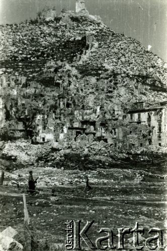 1948, Cassino, Włochy.
Ruiny klasztoru zdobytego przez żołnierzy 2 Korpusu Polskiego w maju 1944 roku.
Fot. NN, zbiory Ośrodka KARTA, Pogotowie Archiwalne [PAF_033], udostępnił Piotr Balcer