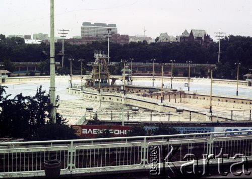 Lipiec 1989, Moskwa, ZSRR.
Basen w miejscu, w którym kiedyś stała cerkiew Chrystusa Zbawiciela. Cerkiew zniszczoną w 1931 roku odbudowano w latach 90-tych.
Fot. Dominik Księski, zbiory Ośrodka KARTA