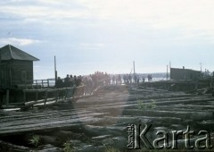 Lipiec 1994, Kem, Karelia, Rosja.
Przystań z której odpływał kuter wycieczkowy na Sołowki. Na zdjęciu wycieczka, podążająca w stronę kutra.
Fot. Dominik Księski, zbiory Ośrodka KARTA