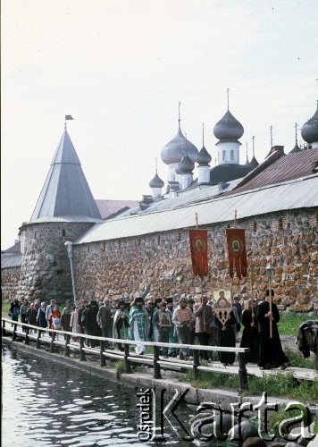 Lipiec 1994, Wyspa Sołowiecka, Rosja.
Klasztor na Sołowkach, w czasach stalinowskich łagier o zaostrzonym rygorze. Procesja wiernych.
Fot. Dominik Księski, zbiory Ośrodka KARTA