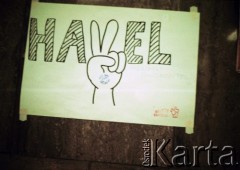 28.12.1989, Praga, Czechosłowacja.
Plakat na murze z napisem 