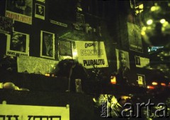 28.12.1989, Praga, Czechosłowacja.
Pomnik św. Wacława oklejony plakatami.
Fot. Dominik Księski, zbiory Ośrodka KARTA