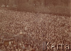 3.11.1984, Warszawa, Polska.
Pogrzeb księdza Jerzego Popiełuszki w Kościele św. Stanisława Kostki na warszawskim Żoliborzu - widok z góry na wiernych uczestniczących we mszy.
Fot. NN, zbiory Ośrodka KARTA
