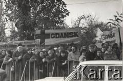 3.11.1984, Warszawa, Polska.
Pogrzeb księdza Jerzego Popiełuszki w Kościele św. Stanisława Kostki na warszawskim Żoliborzu - wierni z transparentami. Napis na transparencie: 