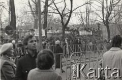 3.11.1984, Warszawa, Polska.
Pogrzeb księdza Jerzego Popiełuszki w Kościele św. Stanisława Kostki na warszawskim Żoliborzu - wierni uczestniczą we mszy. Na ogrodzeniu zawieszone zostały transparenty i wieńce. 
Fot. NN, zbiory Ośrodka KARTA