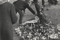 3.11.1984, Warszawa, Polska.
Pogrzeb księdza Jerzego Popiełuszki w Kościele św. Stanisława Kostki na warszawskim Żoliborzu - wierni zapalają znicze w intencji zamordowanego księdza. Na kwiatach widoczna jest wstęga z napisem: 