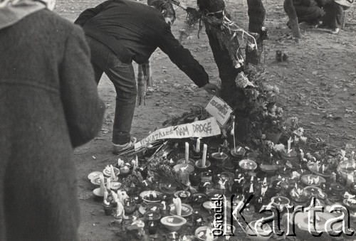 3.11.1984, Warszawa, Polska.
Pogrzeb księdza Jerzego Popiełuszki w Kościele św. Stanisława Kostki na warszawskim Żoliborzu - wierni zapalają znicze w intencji zamordowanego księdza. Na kwiatach widoczna jest wstęga z napisem: 