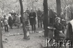 3.11.1984, Warszawa, Polska.
Pogrzeb księdza Jerzego Popiełuszki w Kościele św. Stanisława Kostki na warszawskim Żoliborzu - wierni uczestniczą we mszy, podczas której udzielana jest spowiedź.
Fot. NN, zbiory Ośrodka KARTA