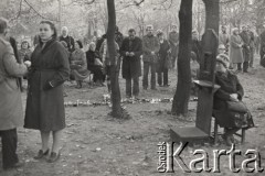 3.11.1984, Warszawa, Polska.
Pogrzeb księdza Jerzego Popiełuszki w Kościele św. Stanisława Kostki na warszawskim Żoliborzu - wierni uczestniczą we mszy, podczas której udzielana jest spowiedź.
Fot. NN, zbiory Ośrodka KARTA