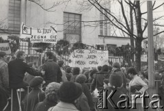 3.11.1984, Warszawa, Polska.
Pogrzeb księdza Jerzego Popiełuszki w Kościele św. Stanisława Kostki na warszawskim Żoliborzu - wierni uczestniczą we mszy. Na ogrodzeniu kościoła widoczne są transparenty: 