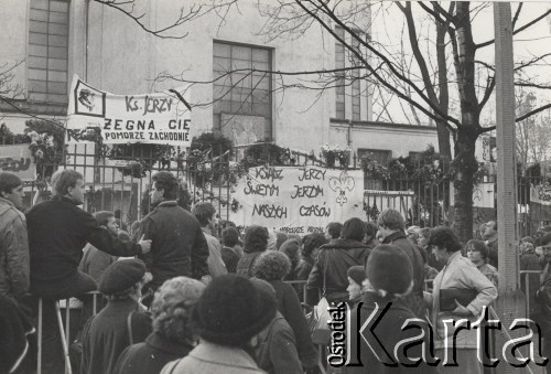 3.11.1984, Warszawa, Polska.
Pogrzeb księdza Jerzego Popiełuszki w Kościele św. Stanisława Kostki na warszawskim Żoliborzu - wierni uczestniczą we mszy. Na ogrodzeniu kościoła widoczne są transparenty: 