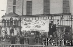 3.11.1984, Warszawa, Polska.
Pogrzeb księdza Jerzego Popiełuszki w Kościele św. Stanisława Kostki na warszawskim Żoliborzu - harcerze zawieszają transparent  na ogrodzeniu kościoła. Napis na transparencie: 