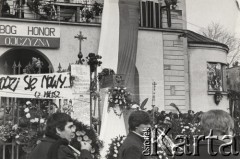 3.11.1984, Warszawa, Polska.
Pogrzeb księdza Jerzego Popiełuszki w Kościele św. Stanisława Kostki na warszawskim Żoliborzu - trumna wystawiona na katafalku. Na frontonie kościoła widoczne są transparenty, 