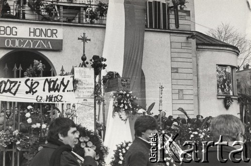 3.11.1984, Warszawa, Polska.
Pogrzeb księdza Jerzego Popiełuszki w Kościele św. Stanisława Kostki na warszawskim Żoliborzu - trumna wystawiona na katafalku. Na frontonie kościoła widoczne są transparenty, 