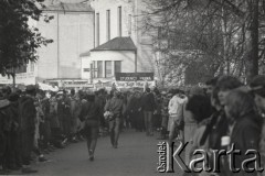 3.11.1984, Warszawa, Polska.
Pogrzeb księdza Jerzego Popiełuszki w Kościele św. Stanisława Kostki na warszawskim Żoliborzu - grupa harcerzy uczestnicząca we mszy. W oddali widoczne są transparenty: 