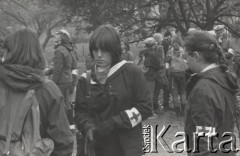 3.11.1984, Warszawa, Polska.
Pogrzeb księdza Jerzego Popiełuszki w Kościele św. Stanisława Kostki na warszawskim Żoliborzu - harcerze i wolontariuszki z założonymi na rękawy opaskami Czerwonego Krzyża.
Fot. NN, zbiory Ośrodka KARTA