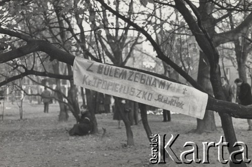 3.11.1984, Warszawa, Polska.
Pogrzeb księdza Jerzego Popiełuszki w Kościele św. Stanisława Kostki na warszawskim Żoliborzu - zawieszony na drzewie transparent 