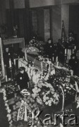 3.11.1984, Warszawa, Polska.
Pogrzeb księdza Jerzego Popiełuszki w Kościele św. Stanisława Kostki na warszawskim Żoliborzu - widok z góry na trumnę otoczoną wieńcami kwiatów. Na prawo widoczne są delegacje z pocztami sztandarowymi. 
Fot. NN, zbiory Ośrodka KARTA