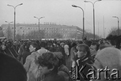 3.11.1984, Warszawa, Polska.
Pogrzeb księdza Jerzego Popiełuszki w Kościele św. Stanisława Kostki na warszawskim Żoliborzu - wierni zgromadzeniu na Placu Wilsona.
Fot. NN, zbiory Ośrodka KARTA